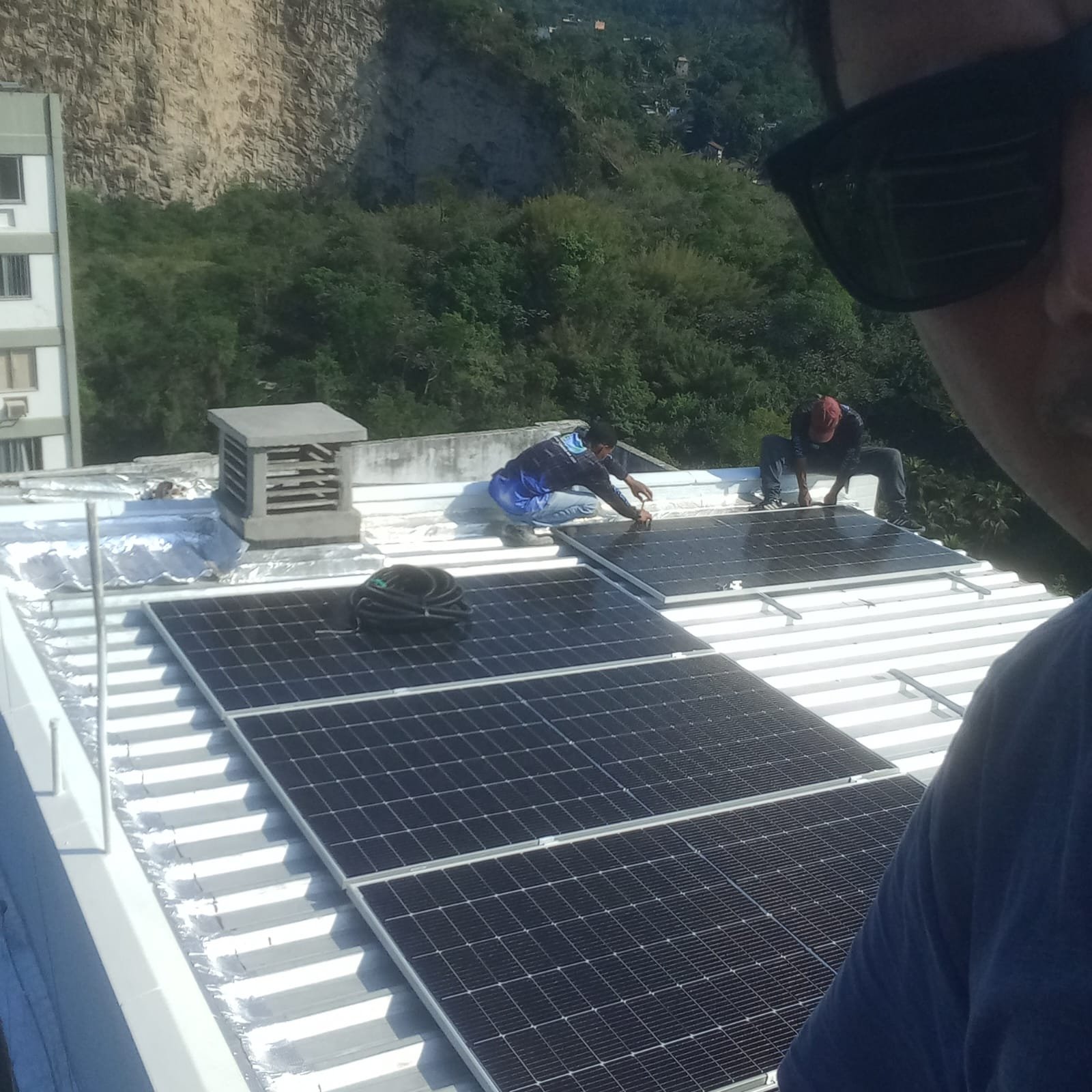 Residencial · 12 painéis em cobertura no Itanhangá — Solar Quantium
